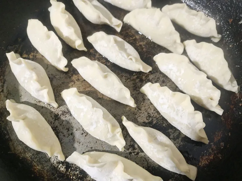 1:Arrange Frozen Dumplings in a Cold, Dry Skillet