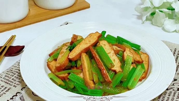 Stir-Fried Celery with Tofu Sticks Recipe （芹菜炒香干）