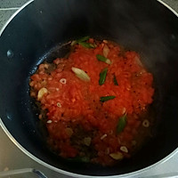 4:Cook the diced tomatoes until they break down