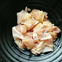 1:Cut the chicken and pat dry