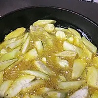 3:Lightly coat and fry eggplant