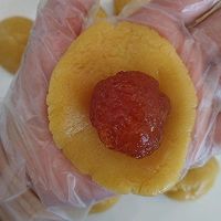 7:Wrap filling carefully using the “pinch-and-seal” method