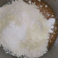3:Fold in dry ingredients without overworking