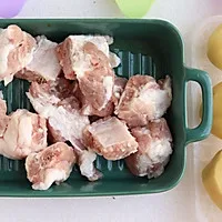 1:Blanch the ribs to clean off impurities and odor