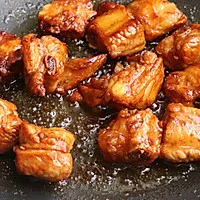 3:Add ribs right away to coat in caramel
