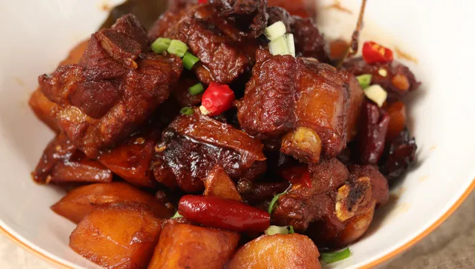 Braised Pork Ribs with Potatoes Recipe (红烧排骨配土豆)