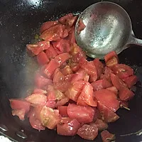 3:Add tomato and sauces, mix well