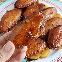 6:Let the wings rest and serve with the flavorful potatoes