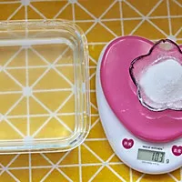 2:Dissolve jelly powder in near-boiling water, no lumps allowed