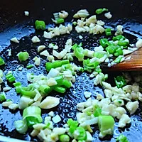 5:Sizzle garlic and scallion whites