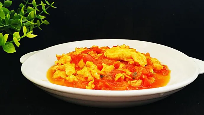 Easy Tomato and Egg Stir-Fry (Chinese-Style Scrambled Eggs with Tomatoes)