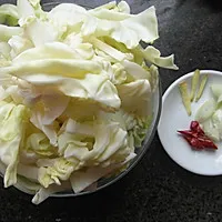1:Tear the cabbage by hand