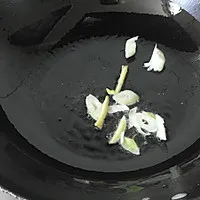 2:Heat oil, fry garlic only