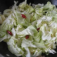 3:Add cabbage and dried chilies together
