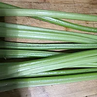 1:Trim and cut the celery on a diagonal