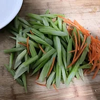 1:Trim and cut the celery on a diagonal