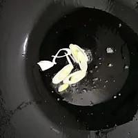 4:Stir-fry the blanched celery in the same oil