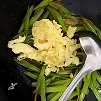 5:Add soy sauce and return the eggs