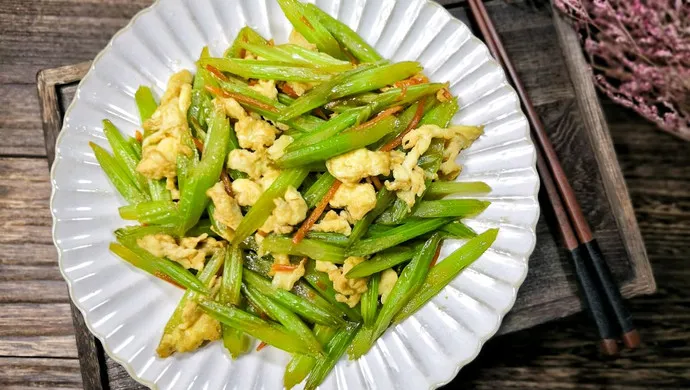 Celery and Egg Stir-Fry Recipe (芹菜炒鸡蛋)