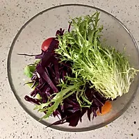 3:Combine vegetables in a medium bowl