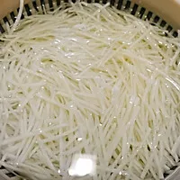 1:Soak the shreds to remove surface starch