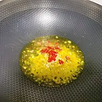 3:Sizzle garlic and chili first
