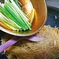 5:Pour sauce around the edge, finish with scallions