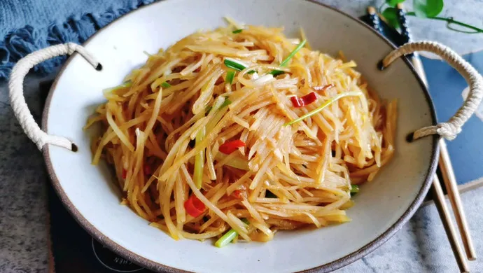 Spicy & Tangy Stir-Fried Shredded Potatoes Recipe (酸辣土豆丝)