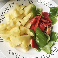 4:Quickly stir-fry peppers and pineapple to keep texture