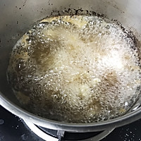 3:Shallow-fry the pork until golden and crisp
