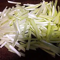 1:Give the chives a quick rinse and chop