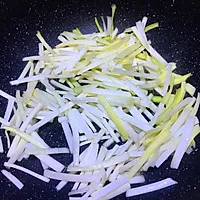 4:Stir-fry the chives on high heat