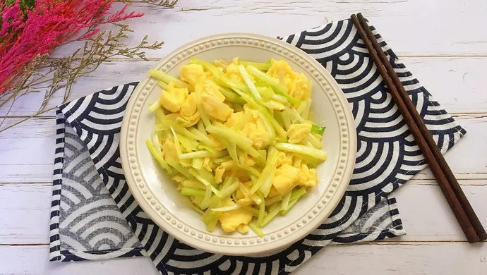 Scrambled Eggs with Yellow Chives (韭黄炒鸡蛋)