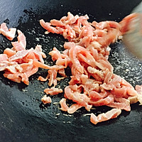 2:Stir-fry the pork with just a touch of oil