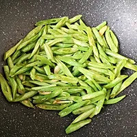 5:Blister the green beans over high heat