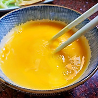 1:Whisk eggs gently but thoroughly until uniform