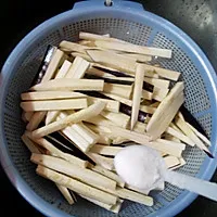 1:Slice garlic. Cut bell peppers into thin strips, similar in size to the eggplant.