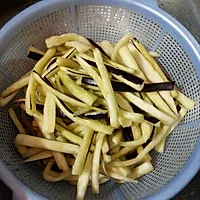 1:Slice garlic. Cut bell peppers into thin strips, similar in size to the eggplant.