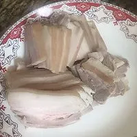 1:Slice the cooked pork and cut the peppers