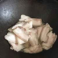 2:Fry the pork briefly to render some fat