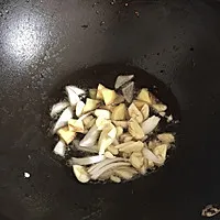 3:Use the residual oil to fry ginger and garlic