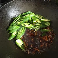 4:Add doubanjiang and sweet bean sauce, fry until red oil appears