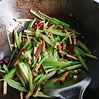 5:Combine everything and finish with a light sauce