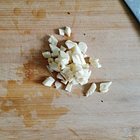 1:Cut celery on the diagonal and prep the tofu
