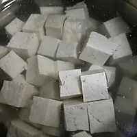 1:Give the tofu a quick blanch