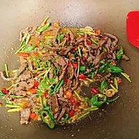 6:Return beef, add remaining soy and oyster sauce—keep it brief