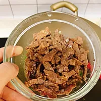 6:Return beef, add remaining soy and oyster sauce—keep it brief