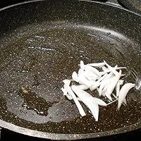 3:Sear the beef with a hint of onion