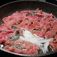 3:Sear the beef with a hint of onion