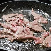 3:Sear the beef with a hint of onion